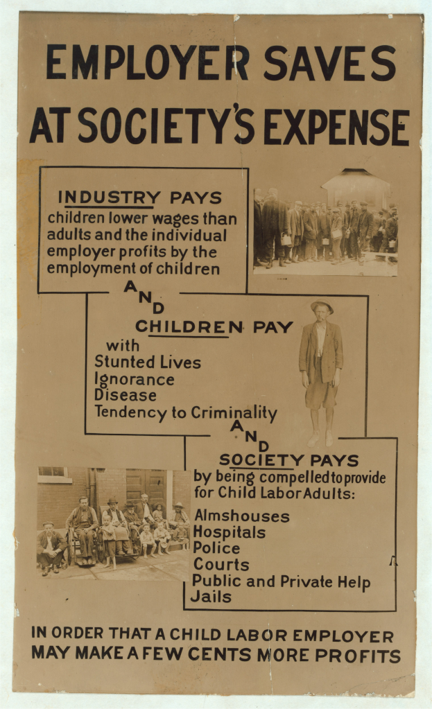 Ein Plakat mit einem hellgelben Hintergrund und einem weißer Rand, das eine Gruppe von lächelnden Menschen verschiedenen Alters, Geschlechts und Ethnien zeigt, mit der Aufschrift "Arbeitgeber spart auf Kosten der Gesellschaft" in fetter, schwarzer Schrift.