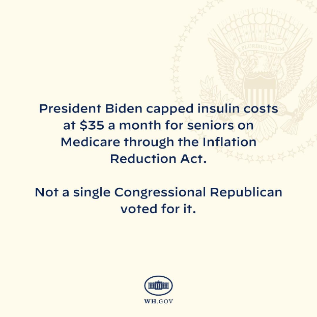 Plakat mit der Aufschrift "Präsident Biden beschränkte die Insulin-Kosten auf 35 Dollar pro Monat für Senioren mit Medicare durch das Inflation Reduction Act" und einem Logo.