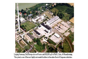 Luftaufnahme eines großen Industriegebiets in Leipzig, Deutschland, beschriftet mit "Bell Europe", mit Gebäuden, Bäumen, Straßen und Strommasten.
