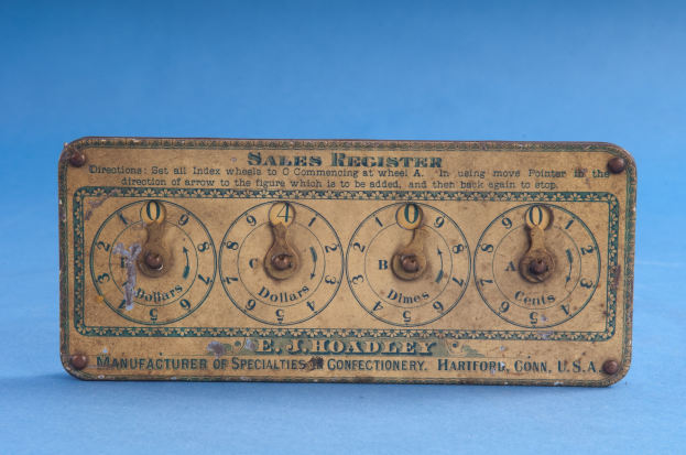 Altmodisches Verkaufsbuch mit Text und Zahlen auf blauem Hintergrund.