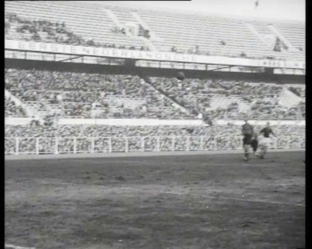 Schwarzes und weißes Foto von einem Finale der niederländischen Fußballliga 1961-1962 im Stadion, das Spieler auf dem Feld und Zuschauer in den Rängen zeigt.