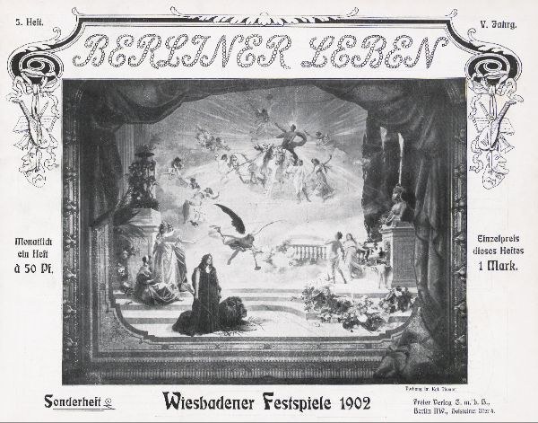Schwarzes und weißes Foto einer Bühne von den 1902er Wiesbadener Festspielen mit Darstellern in traditioneller deutscher Tracht und einem applaudierenden Publikum im Hintergrund.