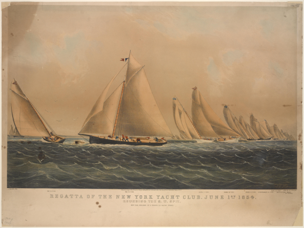 Eine Regatta des New York Yacht Club mit mehreren Booten auf dem Wasser, Menschen an Bord und Text auf einem Papier im Vordergrund.