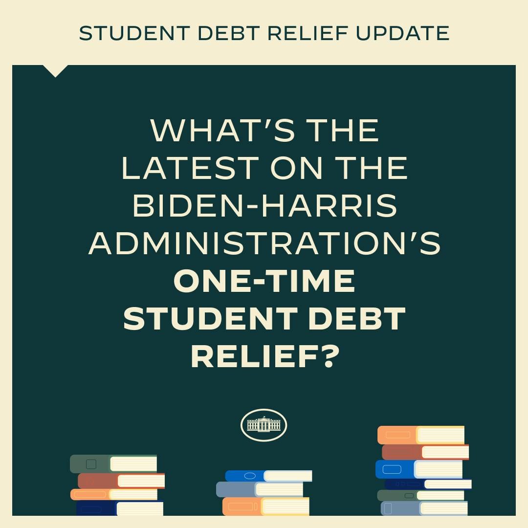 Plakat mit dem Text "Was gibt es Neues über die einmalige Studentenschuldenentlastung der Biden-Harris-Verwaltung?" über einem Bild von Büchern, das eine Diskussion über Schulden von Studenten anzeigt.