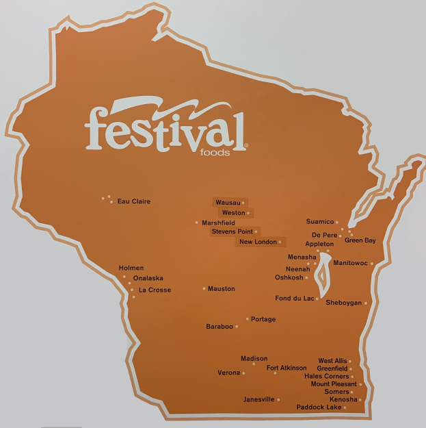 Ein lebendiger Plakat einer Wisconsin-Karte voller farbenfroher Lebensmittel und beschriftet mit "Festival Foods."