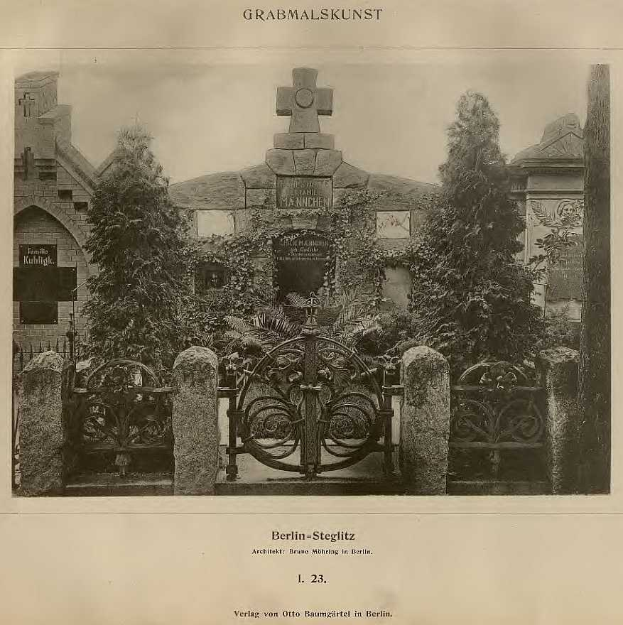 Altes Schwarz-Weiß-Foto eines Friedhofs in Berlin, Deutschland, mit einem Tor, einer Wand, Bäumen und einem Gebäude im Hintergrund mit der Aufschrift "Grammalskunst, Berlin-Steglitz, Architekt, Bruue Morning in Berlin" unten.