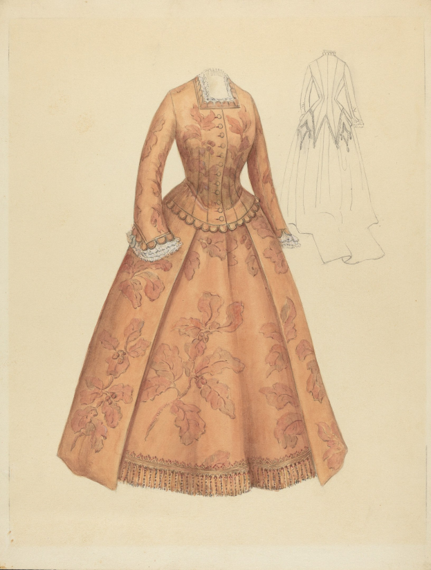 Eine Zeichnung eines Kostümdesigns aus dem 18. Jahrhundert mit einem langen Kleid mit floralem Muster, hohem Kragen, vollem Rock und Spitzenbesatz vor einem hellblauen Hintergrund.