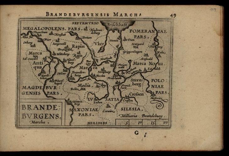 Altes Buch mit einer detaillierten Karte der Brandenburg-Region Deutschlands auf einem schwarzen Hintergrund, einschließlich geografischer Merkmale wie Flüsse, Berge und Städte, begleitet von beschreibendem Text.
