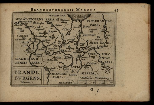Altes Buch mit einer detaillierten Karte der Brandenburg-Region Deutschlands auf einem schwarzen Hintergrund, einschließlich geografischer Merkmale wie Flüsse, Berge und Städte, begleitet von beschreibendem Text.