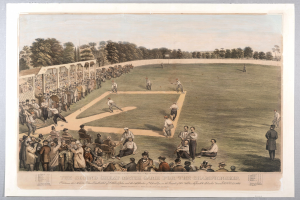 Gruppe von Menschen, die Cricket auf einem grasbewachsenen Feld mit Bäumen im Hintergrund und einem klaren blauen Himmel spielen, mit Text unten, der "Das zweite große Match-Spiel um die Meisterschaft" liest.
