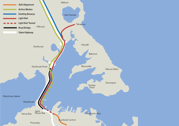 Eine detaillierte Stadtkarte mit einer roten Linie, die die Route eines vorgeschlagenen Schienensystems markiert, einschließlich Haltestellen und Umgebung, mit Text, der Routeninformationen bereitstellt.