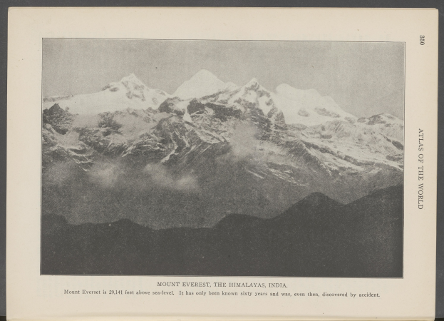 Schwarzes und weißes Foto von Mount Everest in den Himalayas, Indien, mit schneebedeckten Gipfeln und einem bewölkten Himmel, mit Text unten.
