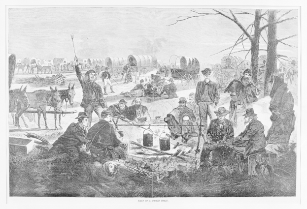 Gruppe von Menschen um ein Feuer in einem Feld mit Pferden, Karren und Bäumen im Hintergrund unter einem klaren Himmel, mit Text unten.