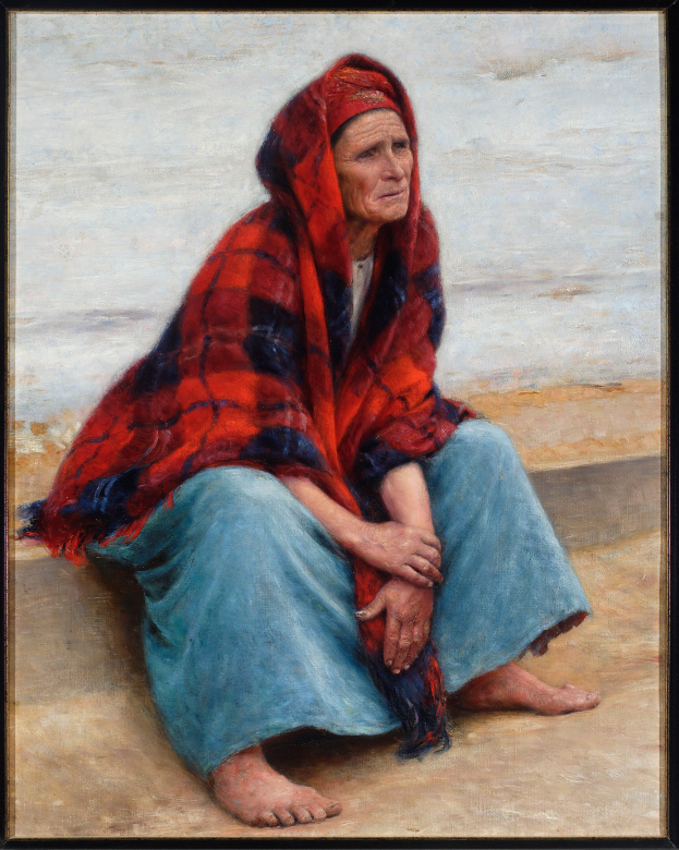 Eine alte Frau sitzt am Strand bei Sonnenuntergang, trägt ein helles Kleid und hat ihr Haar zu einem Knoten gebunden, die Augen geschlossen und die Hände im Schoß, eingerahmt in einem Foto Rahmen.