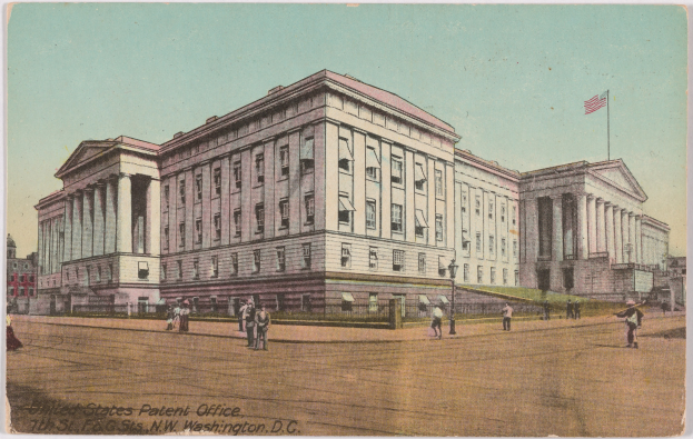 Alte Postkarte des United States Patent Office in Washington, DC, zeigt ein großes Gebäude mit Fenstern, Menschen, einem Zaun, Gras, einem Straßenmast, einem Fahnenmast mit einer Fahne und einem bewölkten Himmel.