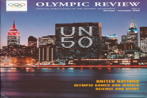 Ein Buch mit dem Titel "Olympic Review Official Publication of the Olympic Movement" liegt auf einer flachen Oberfläche, mit einer Stadtansicht mit Gebäuden, Lichtern und Wasser auf dem Cover, mit dem Text "United Nations Olympic Games and Women Science and Sport" zu sehen.