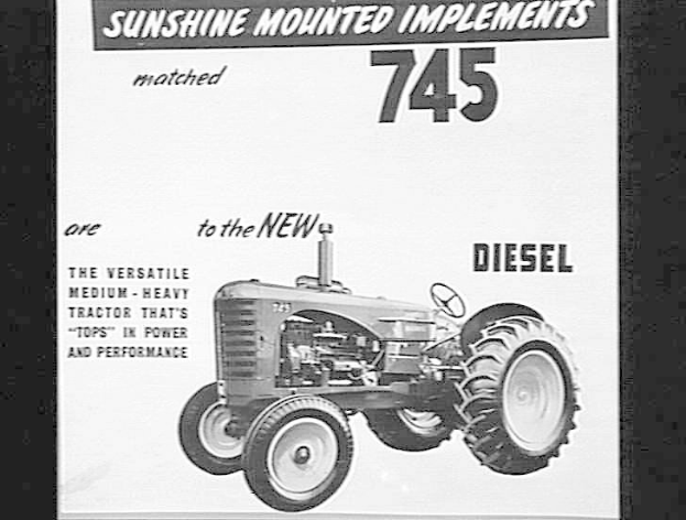 Schwarz-weißer Werbeplakatentwurf für einen 745 Traktor mit angebauten Geräten, der ein Bild des Traktors und beschreibenden Text enthält.