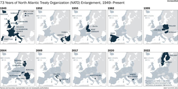 Karte veranschaulicht die NATO-Erweiterung von 1949 bis heute, wobei die Regionen farblich nach dem Jahr des Beitritts codiert sind.