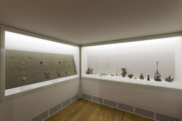 Vitrine voller verschiedener Schmuckstücke, einschließlich Ketten und Ornamente, in einem Museumsraum im Museum of Fine Arts, New York City, 2015.