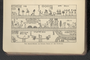 Ein aufgeschlagenes Buch mit einer Zeichnung auf seiner Seite, das Text und Bilder über die ägyptische Kultur zeigt, das auf einer Oberfläche liegt.