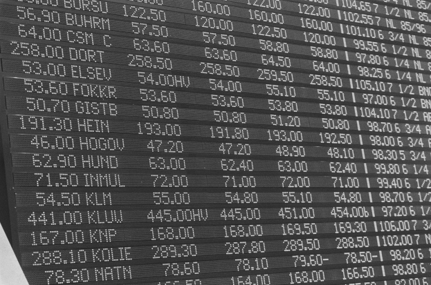 Schwarzes und weißes Foto einer elektronischen Kursanzeigetafel mit aktuellen Kursen und Text.